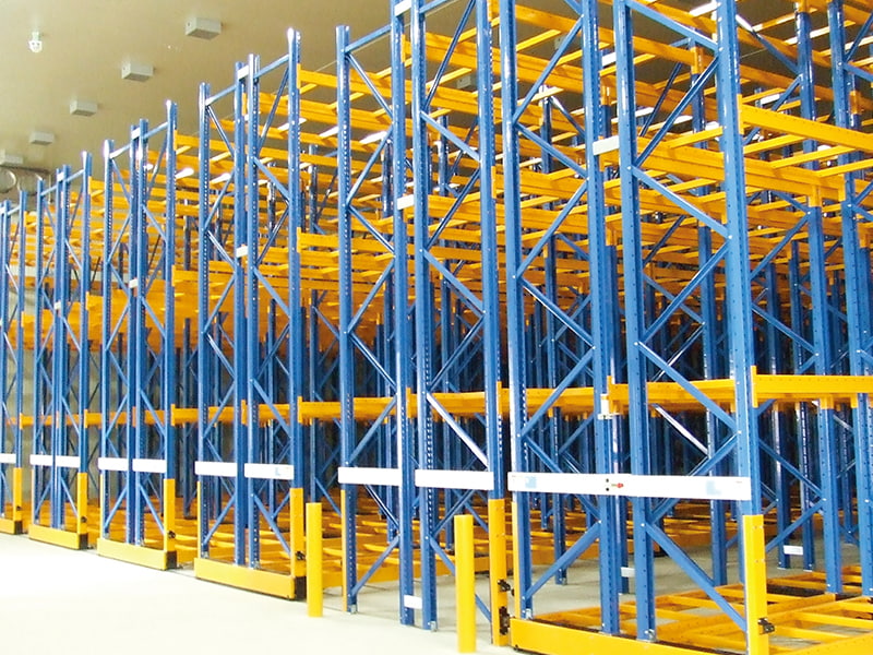 Stalak za palete za uštedu prolaza